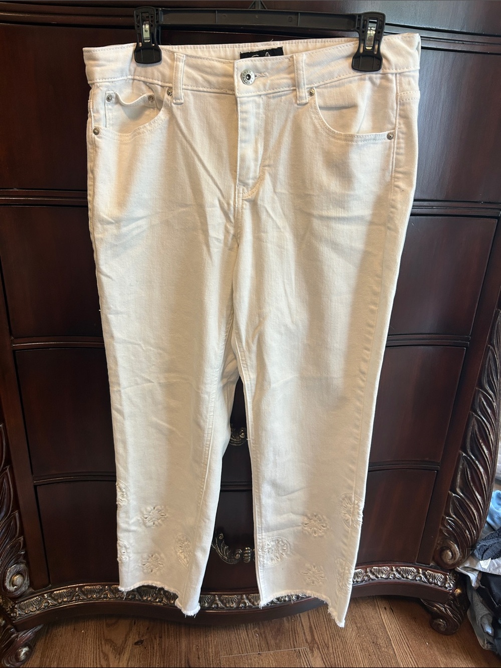 Earl Jeans White Cropped Embroidered Ankle Jeans